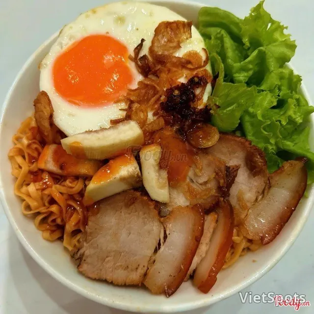 叉烧鸡蛋沙爹拌面