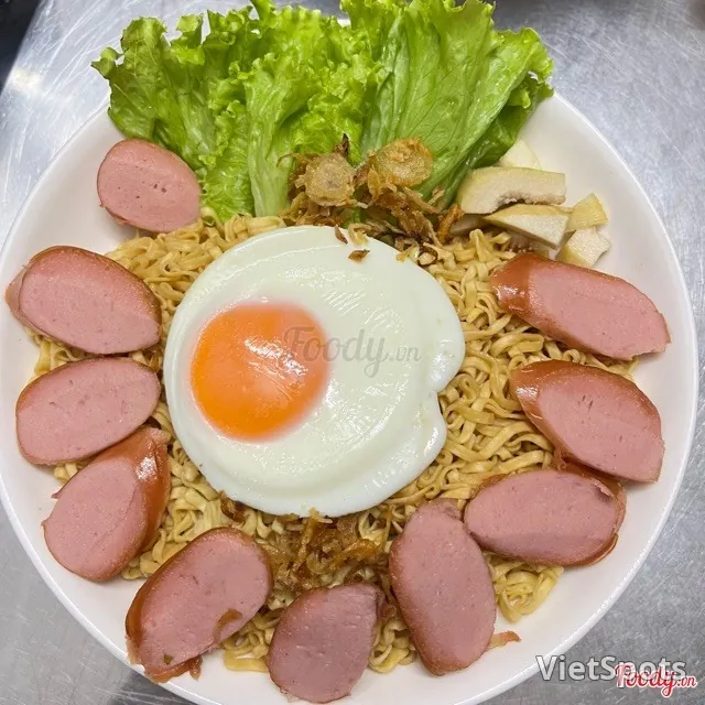 香肠鸡蛋沙爹拌面