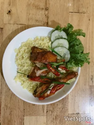 ข้าวน่องไก่ทอดน้ำปลา