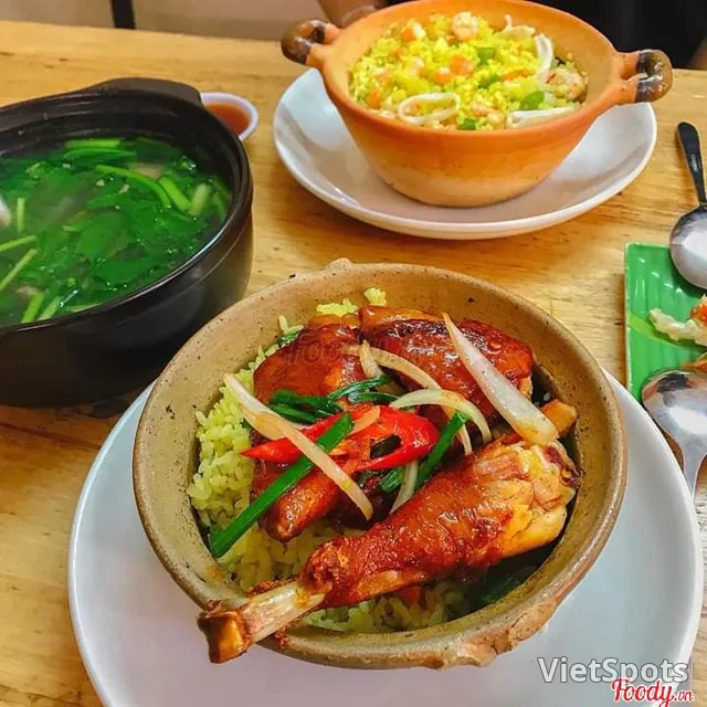 ข้าวหม้อดินน่องไก่ทอดน้ำปลา