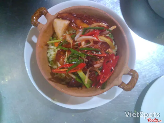ข้าวหม้อดินปีกไก่ทอดน้ำปลา