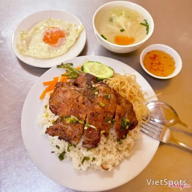 Ком Там с рёбрышками, кожей, яичным роллом и глазуньей