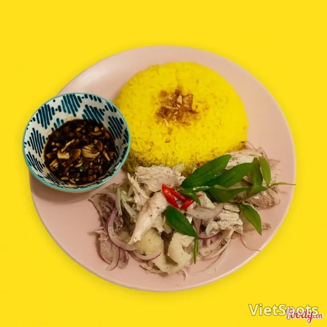 Рис с салатом из рваной курицы