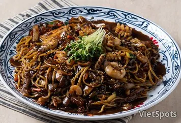海鮮大盤炸醬麵