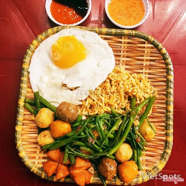Mixed Noodles with Assorted Meatball Skewers