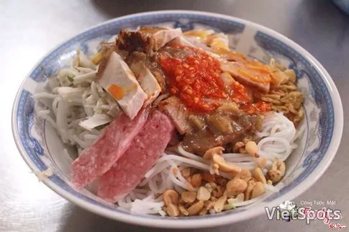 ブンマム・タップカム（盛り合わせ魚醤あえ米麺）