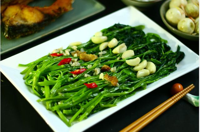 08 Rau muống xào tỏi