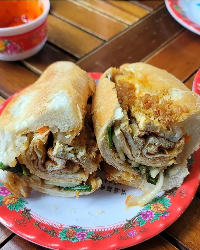 Quán bánh mì ngon ở Hội An Bánh Mì Queen Madam Khánh
