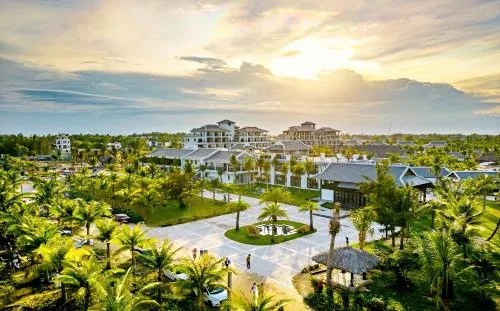在越南会安市升平县平明的惬意海滨之旅