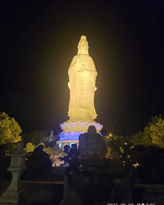 🇻🇳 Địa điểm ngắm cảnh đêm tuyệt đỉnh 👍 Chùa Linh Ứng
