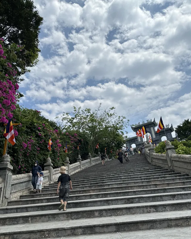 周末清晨,山茶半岛灵应寺一片宁静