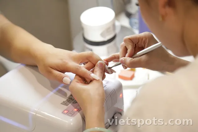 Nail salon Hàn Quốc — cẩn thận đến từng đường vẽ