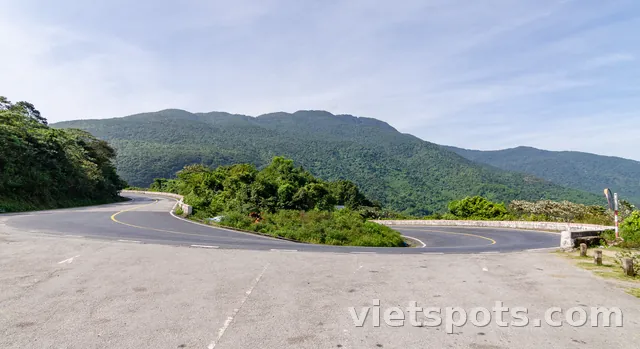 Đèo Hải Vân: 21 km cong queo, view biển đẹp nhất Việt Nam