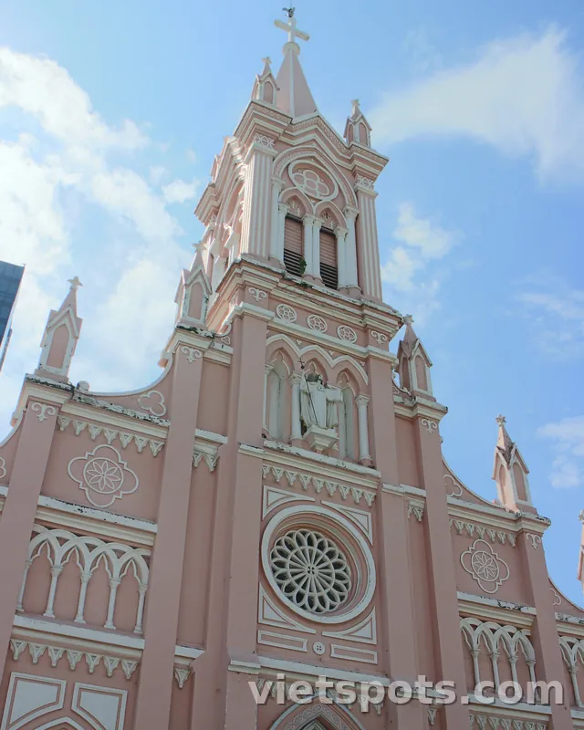 Nhà thờ Con Gà: cathedral gothic hồng 100 năm giữa Đà Nẵng