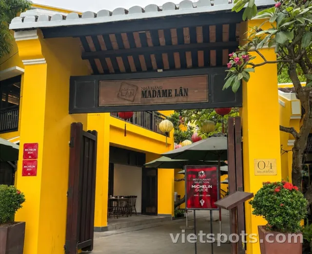 在岘港海滩散步后找到的「Madame Lan」，氛围很棒又干净整洁的越南菜美食店 🌿🍜