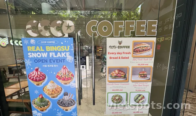 在岘港市中心CCCP咖啡馆，空调特别凉爽的地方，用香甜的椰子咖啡充电 ☕️ 自己掏钱买的