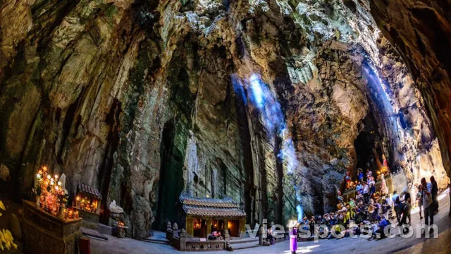 CHẠM VÀO LUỒNG ÁNH SÁNG THẦN THÁI TẠI ĐỘNG HUYỀN KHÔNG ✨🏛️