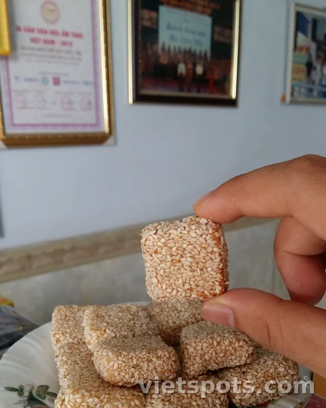 芝麻脆饼(Bánh khô mè):酥脆芝麻糖,广南 - 岘港特产