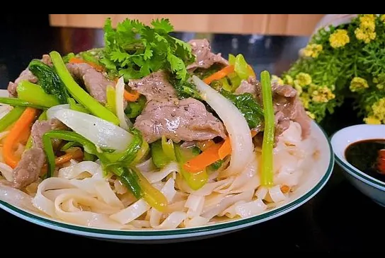 ก๋วยเตี๋ยวผัดเนื้อ