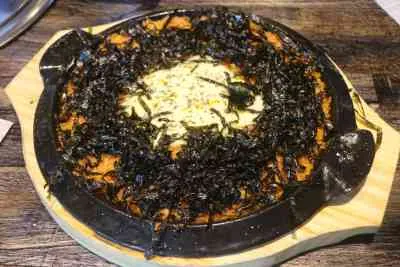 Cơm chiên kimchi trên bàn nóng