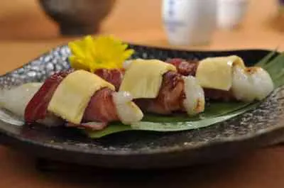 Thịt xông khói bánh gạo phô mai nướng