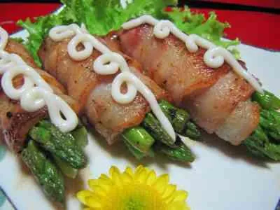 Cuộn măng tây thịt xông khói