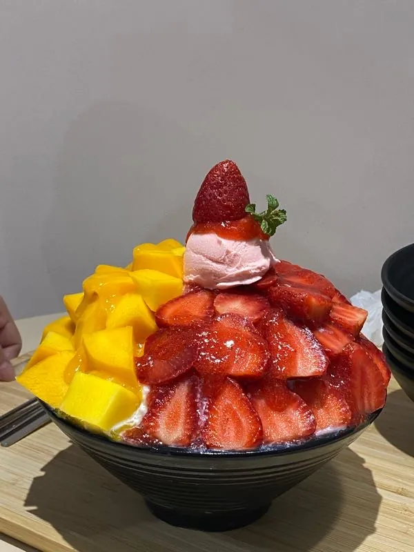 Bingsu xoài + dâu tây pha trộn