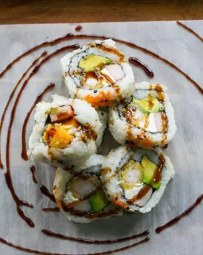 Cơm cuộn phủ thanh cua tempura sốt