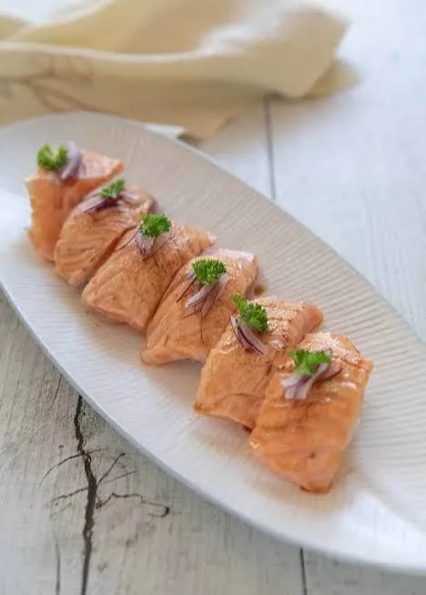 Gunkan cá hồi áp chảo
