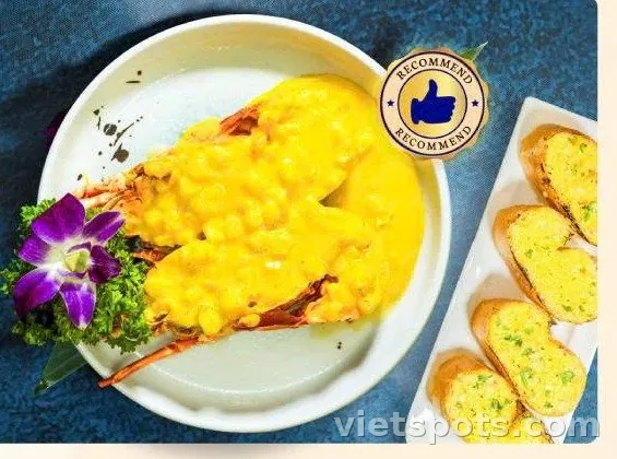 TÔM HÙM SỐT HOÀNG KIM KÈM BÁNH MỲ BƠ TỎI