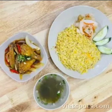 Cơm cánh gà chiên mắm