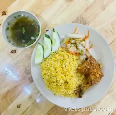 Cơm gà xối mỡ sốt mắm tỏi