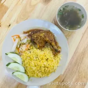 Cơm gà xối mỡ sốt xì dầu