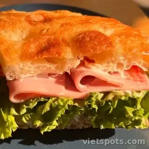 Focaccia sandwich jambon phô mai