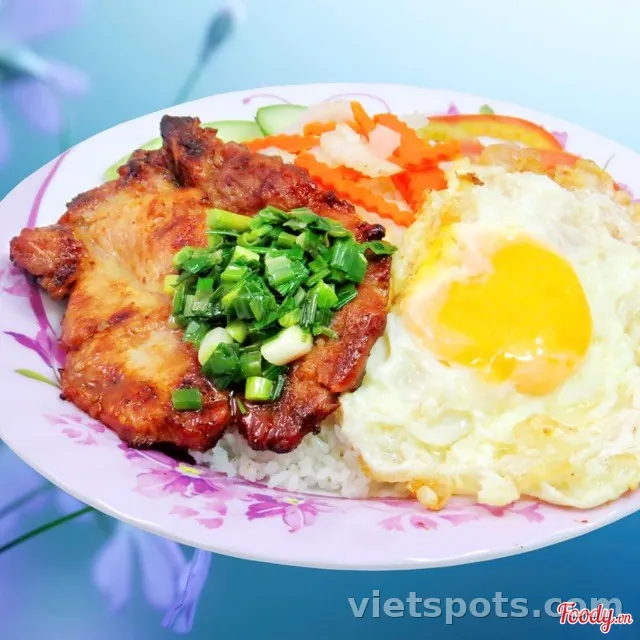 Cơm Sườn Nướng Ốp La