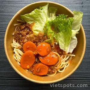 Mì ý bò bằm xúc xích