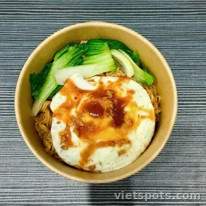 Mì trộn trứng ốpla