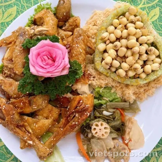 Gà Nướng Sốt Táo Kèm Xôi Hạt Sen