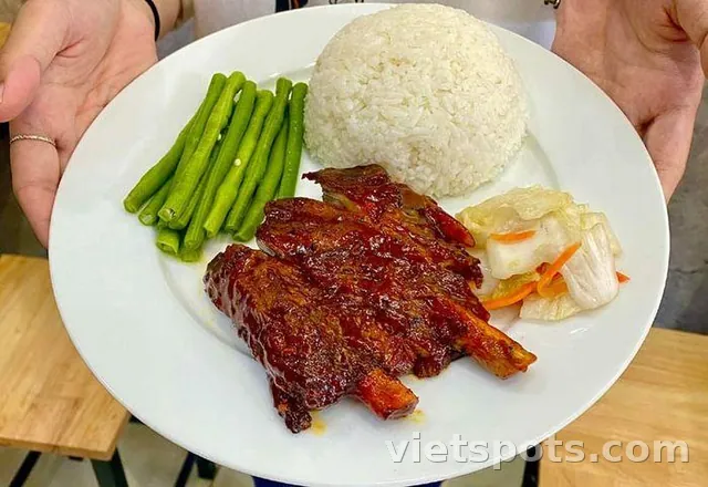 Sườn Heo Nướng, Cơm Hấp Lá Nếp Và Củ Đậu