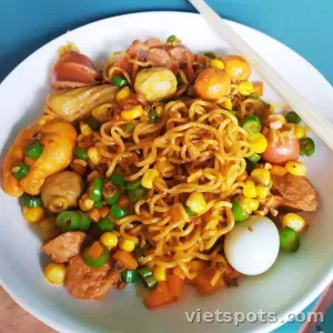 Mì Trộn Xúc Xích Cá Viên
