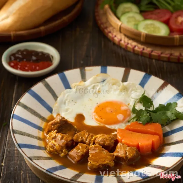 Bánh mì ốp la bò kho đặc biệt
