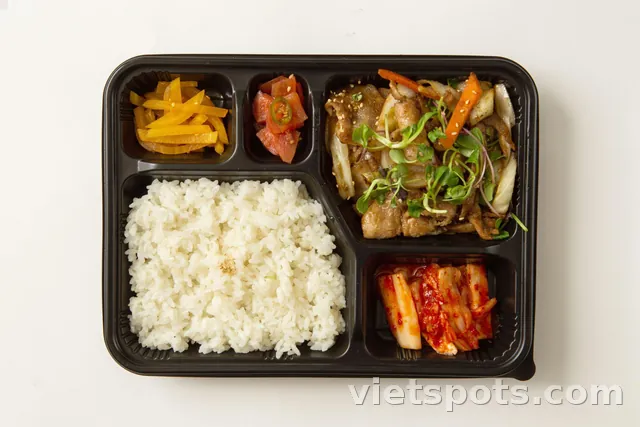 Cơm Ba Chỉ Heo Sốt Hàn