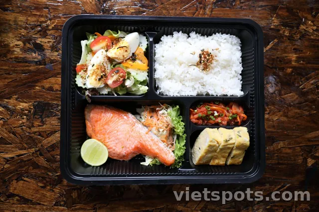 Cơm Cá Hồi Bơ Tỏi