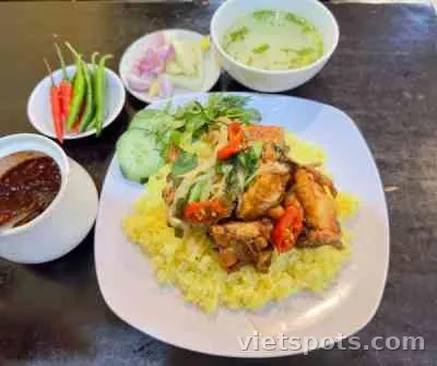 Cơm gà chiên nước mắm
