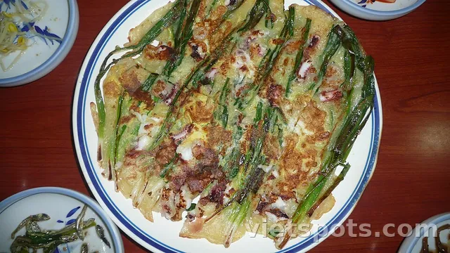 Bánh xèo hải sản hành lá (Haemul Pajeon)