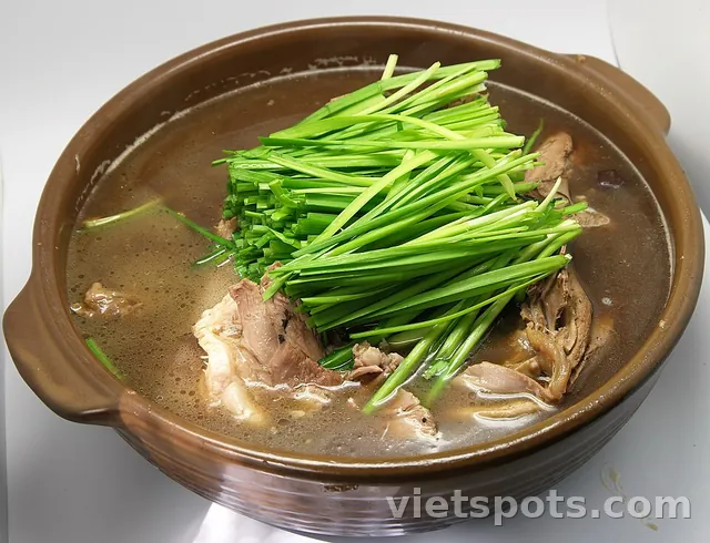 Gà hầm hành (nguyên con)