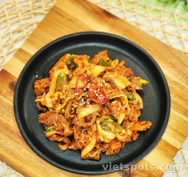 Ba chỉ heo xào cay (Samgyeopsal Duruchigi)