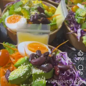 Cơm gạo lứt salad trộn + 1 trứng