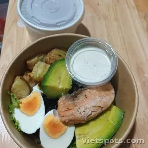 Cơm gạo lứt ức gà + rau củ luộc