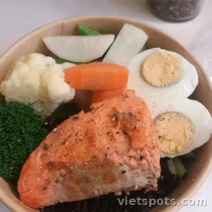 Cơm trắng cá hồi + rau củ luộc